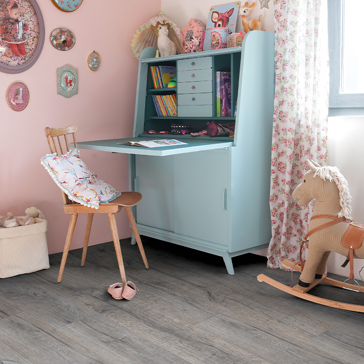 Tmavošedá dosková vinylová podlaha Quick-Step v detskej izbe